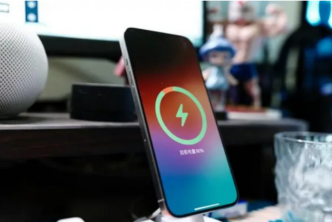 通海苹果15换屏服务分享用什么充电器给iPhone15充电更好 